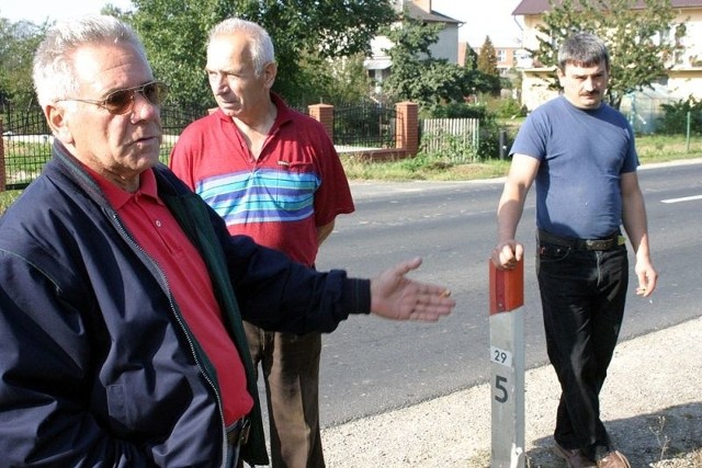 Mieszkańcy domów przy ulicy Sandomierskiej od lat walczą o wybudowanie chodnika wzdłuż ruchliwej drogi.