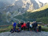 Grupa amatorów - biegaczy ze Skaryszewa na niecodziennym treningu w polskich Tatrach, zdobyli tez dwa szczyty