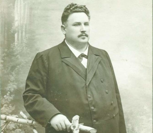 Józef Karol Puchalski urodził się w 1862 r. Zmarł nagle w 1924 r. Został pochowany na Cmentarzu Farnym w Białymstoku.