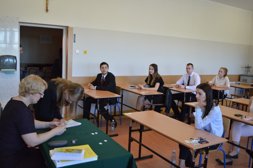 Uczniowie powiatu jędrzejowskiego piszą matury. W poniedziałek walczyli z matematyką