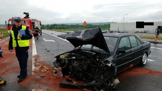 Do zdarzenia doszło na drodze krajowej nr 94 w Sędziszowie Małopolskim. Jak wynika ze wstępnych ustaleń policjantów, kierujący mercedesem nie ustąpił pierwszeństwa przejazdu kierującemu alfa romeo, w wyniku czego doszło do zderzenia pojazdów. Alfa romeo wypadło z drogi. Kierujący nim trafił do szpitala. Okazało się także, że nie posiadał on uprawnień do kierowania.Na miejscu zostały zabezpieczone ślady, które pozwolą wyjaśnić okoliczności tego zdarzenia.