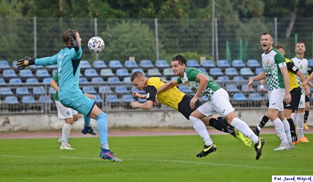 Bałtyk Koszalin (żółto-czarne stroje) wygrał z Sokołem Kleczew.