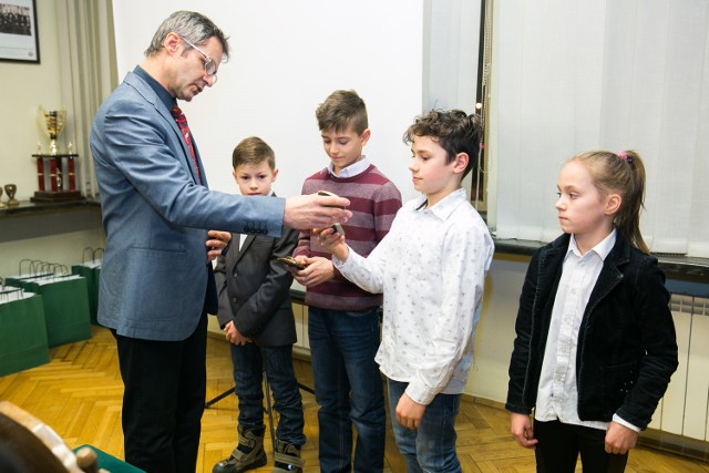 Prezes Mirosław Kolarczyk nagradza najlepszych gimnastyków