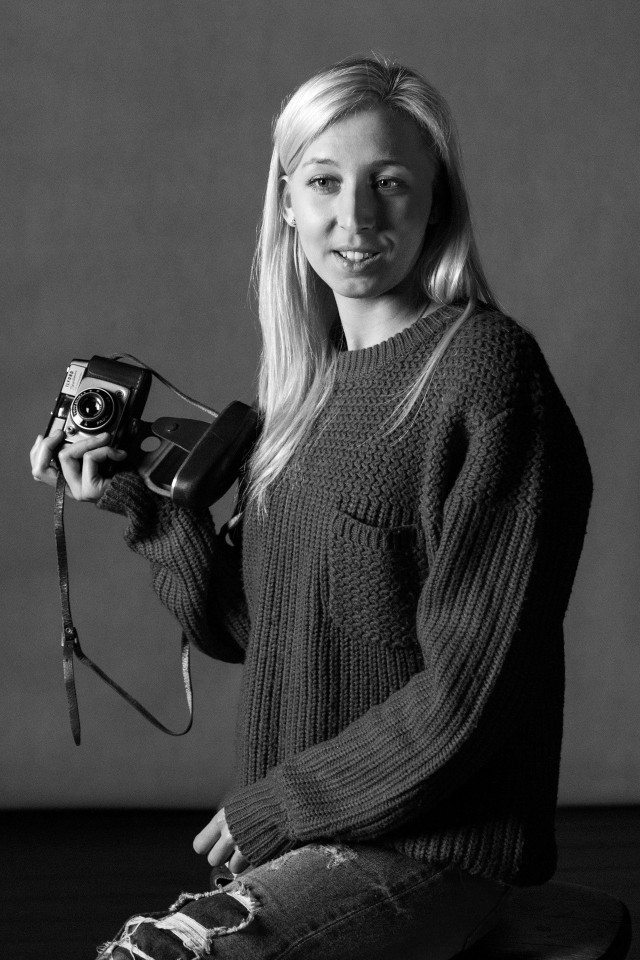 Uczestnikom koła fotograficznego WDK do zdjęć pozowała m.in.: Magdalena Marońska. Fotografia wykonana została na zajęciach o świetle studyjnym
