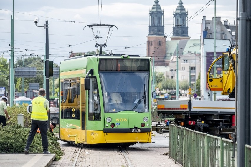 Do wykolejenia tramwaju linii nr 7 doszło na rondzie Śródka,...