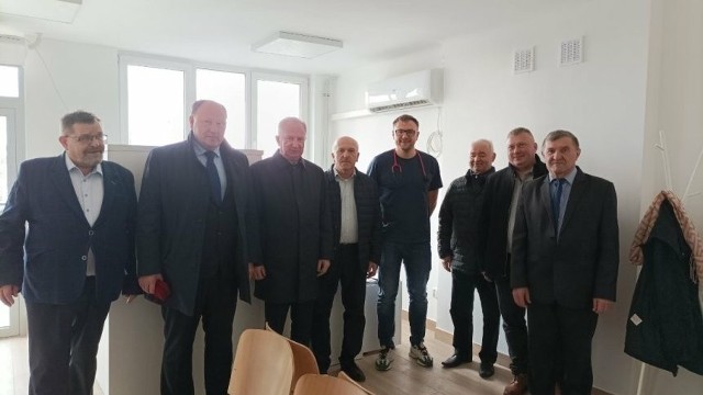Przedstawiciele samorządu, z burmistrzem Odrzywołu Marianem Kmieciakiem i starostą przysuskim Marianem Niemirskim, wzięli udział w odbiorze Ośrodka Zdrowia po remoncie.