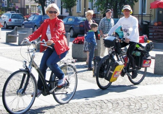 Piotrowi Kuryle towarzyszyli w poniedziałek augustowscy rowerzyści i zastępca burmistrza Izabela Piasecka.