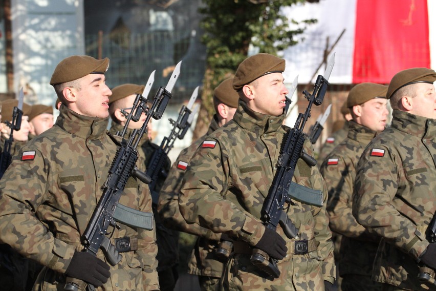 Na Placu Bartosza Głowackiego w Tarnobrzegu  „Terytorialsi” wypowiedzieli rotę przysięgi wojskowej. Było bardzo uroczyście (duzo zdjęć)