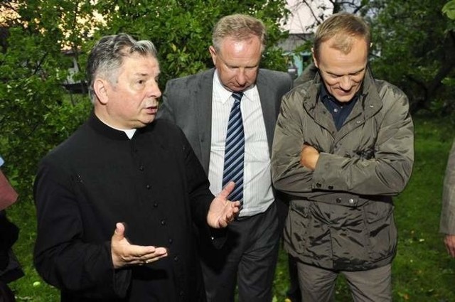 Donald Tusk i i biskup Tomasik. W środku starosta przysuski Marian Niemirski.