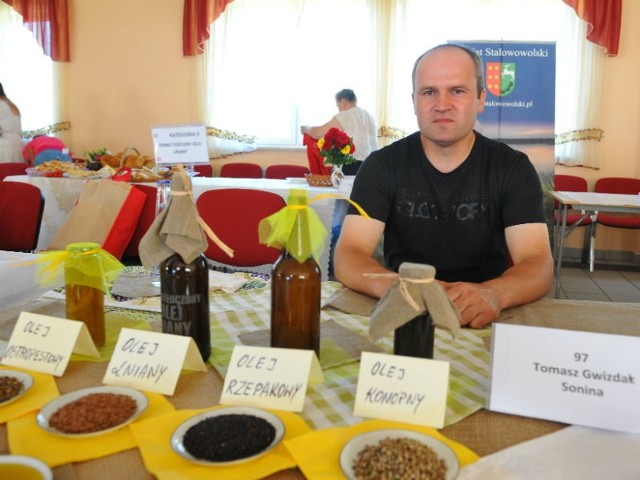 Tomasz Gwizdak, prezentuje oleje roślinne domowej roboty na Festiwalu Podkarpackich Smaków w Górnie.