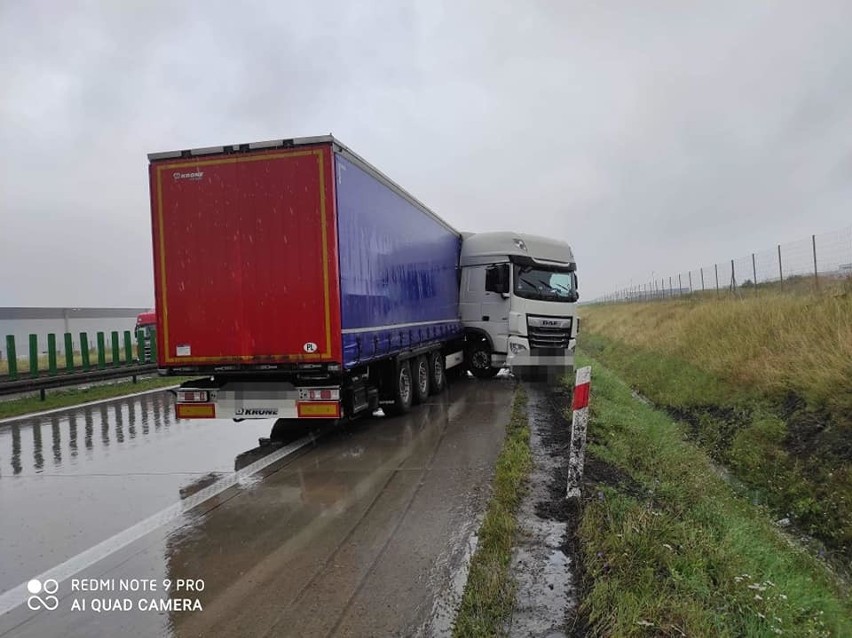 Zamknęli autostradę pod Wrocławiem. Wyciągali ciężarówkę z rowu
