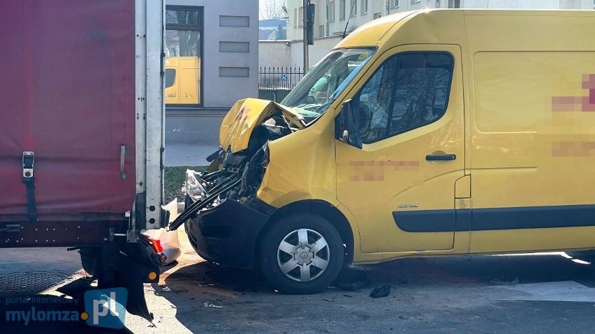 Kurier zagapił się i uderzył w tył ciężarówki. Dwie osoby zostały ranne