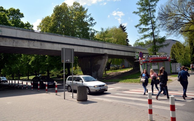 Otwarcie kładki nad Sowińskiego ma usprawnić ruch na jezdni.