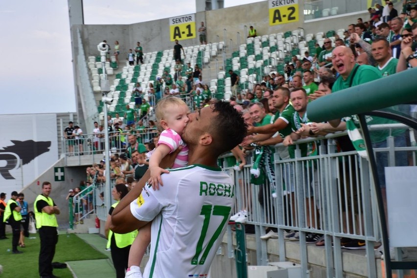 Leonardo Rocha, tuż po meczu mocno wyściskał swoją córeczkę