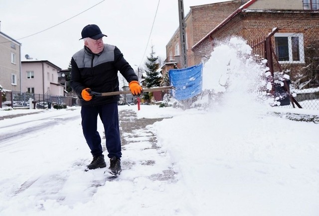 Z intensywnymi opadami śniegu i gołoledzią na drogach muszą liczyć się w weekend mieszkańcy województwa lubelskiego – ostrzegają synoptycy. W sobotę na południu regionu może spaść do 40 cm śniegu. Trudne warunki atmosferyczne związane są z nadciągającym nad Polskę niżem Robin.