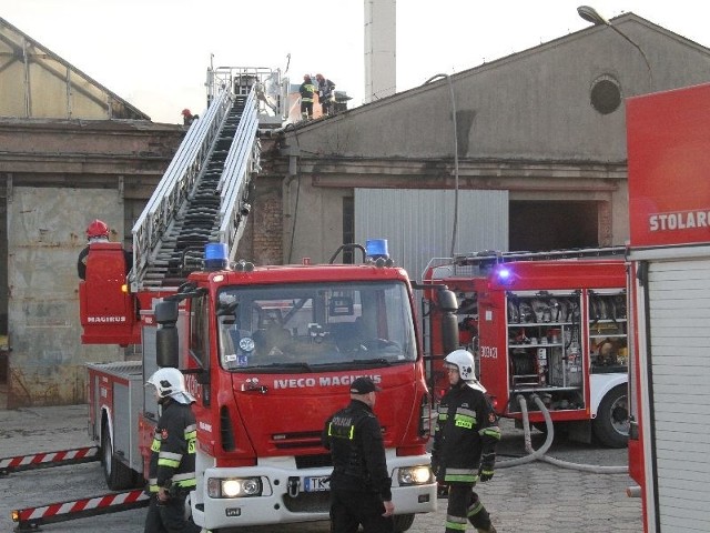 Gaszenie pożaru przy ulicy Mielczarskiego w Kielcach.