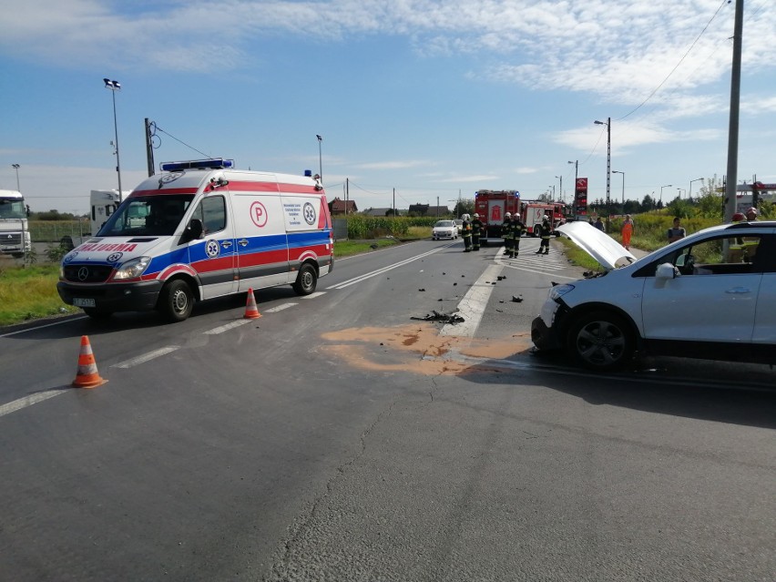 Wypadek w Gorzycach. Zderzenie auta osobowego z ciągnikiem siodłowym. Poszkodowana kobieta (ZDJĘCIA)