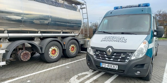 Tak wyglądała naczepa ze zdemontowanym kołem, którą do kontroli zatrzymał patrol wielkopolskiej Inspekcji Transportu Drogowego.