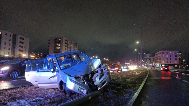 Wypadek na ulicy Jabłoniowej. Samochód uderzył w latarnię