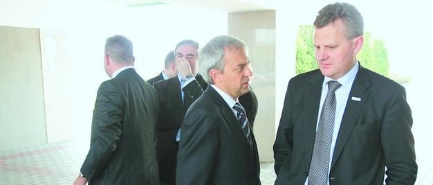 Minister Aleksander Grad z prezesem Orlenu Jackiem Krawcem (po lewej)