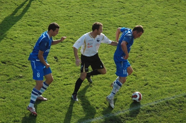 Przez 90 minut piłkarze obu drużyn nie odpuszczali. Na zdjęciu o piłkę walczą (od lewej) Bartłomiej Granosik, Mariusz Kostek i Wojciech Trochim.
