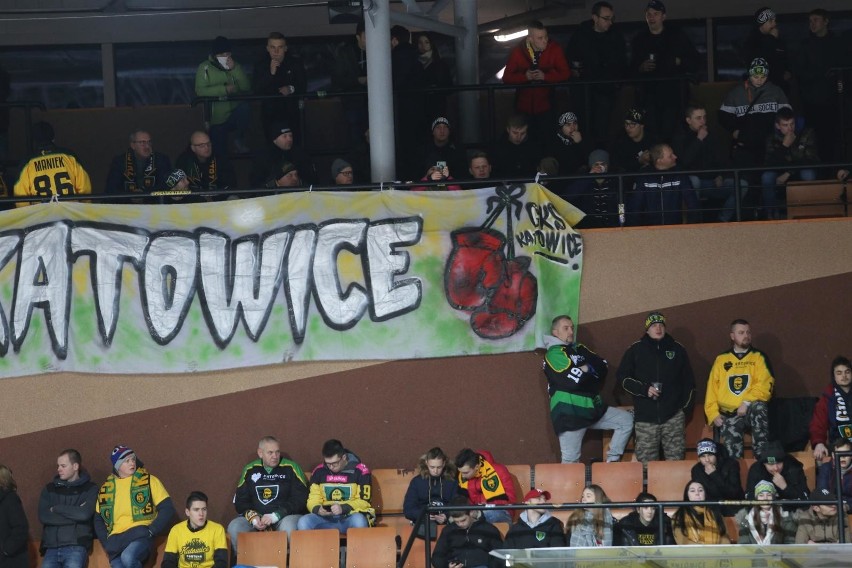 Kibice GKS Katowice na meczu z Comarch Cracovią