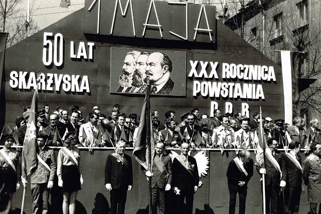 W czasach Polskiej Rzeczpospolitej Ludowej tradycją Święta Pracy były pochody. Dzień ten hucznie obchodzono również w Skarżysku-Kamiennej.Archiwalne zdjęcia udostępnił Edward Krokowski, za co serdecznie dziękujemy.