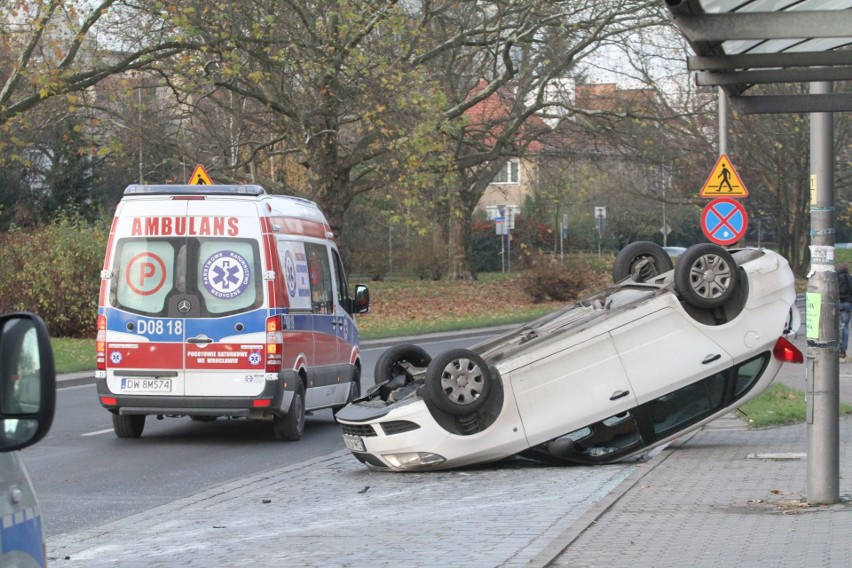 Wypadek na al. Wiśniowej przy wieży ciśnień. Skoda dachowała