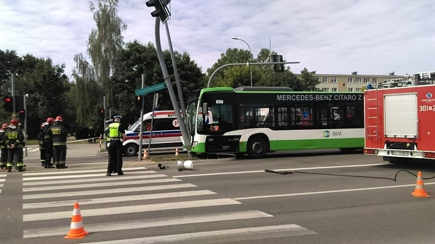 Wypadek na ul. Wyszyńskiego. Autobus BKM uderzył w słup oświetleniowy. Piętnaście osób rannych [ZDJĘCIA]