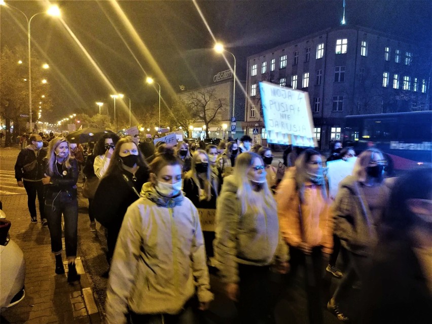 Trzeci dzień protestów w Pabianicach. Mieszkańcy nie zgadzają się z orzeczeniem Trybunału Konstytucyjnego