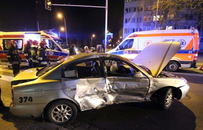 Wrocław: Wypadek z udziałem taksówki. Trzy osoby zostały ranne (ZDJĘCIA)