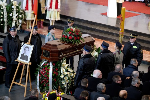 Daniel Kozdęba, prezydent Mielca, zmarł 28 lutego po długiej i ciężkiej chorobie. Na jego dzisiejszy pogrzeb przyszły tłumy. CZYTAJ TEŻ: Młody, uśmiechnięty i pełen pasji - wspomnienie o Danielu Kozdębie 