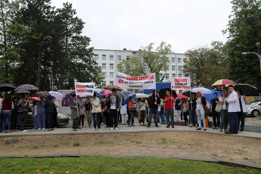 Protest przed USK w Białymstoku. Pracownicy chcą podwyżek