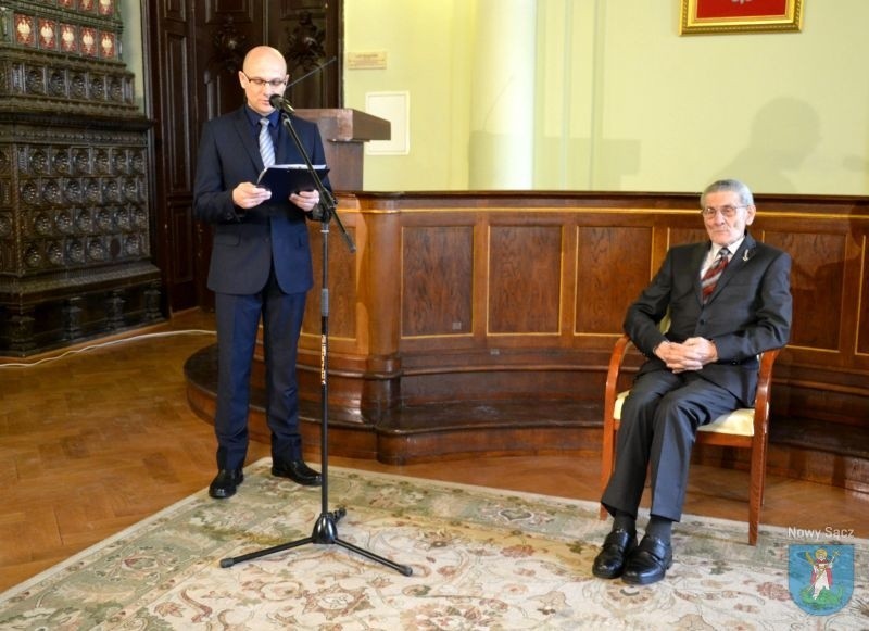 Tadeusz Giza skończył 90 lat. W prezencie dostał koszulkę Sandecji i piłkę z autografami [ZDJĘCIA]