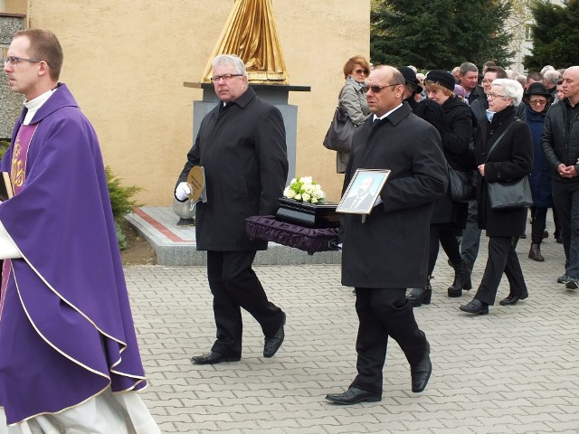 Kondukt pogrzebowy z urną zmarłego Franciszka Jerzego Michałka.