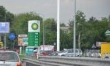 Podwyżki cen paliw w 2018 roku: gdzie w Śląskiem najtaniej? Sejm rozpoczął prace nad tzw. opłatą emisyjną. Co to oznacza dla kierowców?