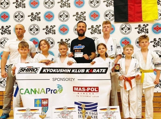 Sensei Alan Mazur wraz z karatekami z klubu Shiro  podczas mistrzostw w Niemczech.