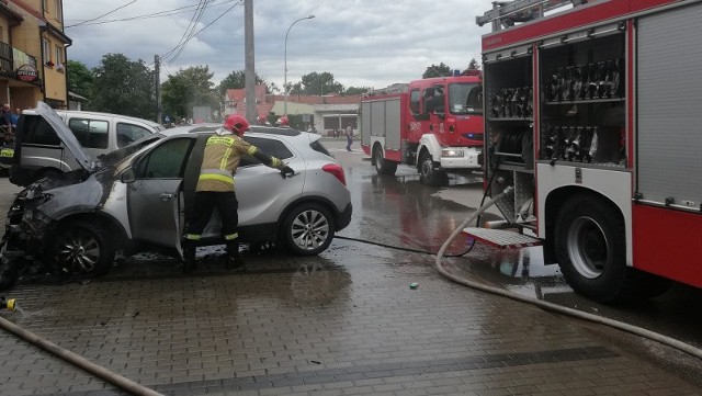 Pożar samochodu przy ul. Targowej. W zakładzie eksplodowała butla z gazem