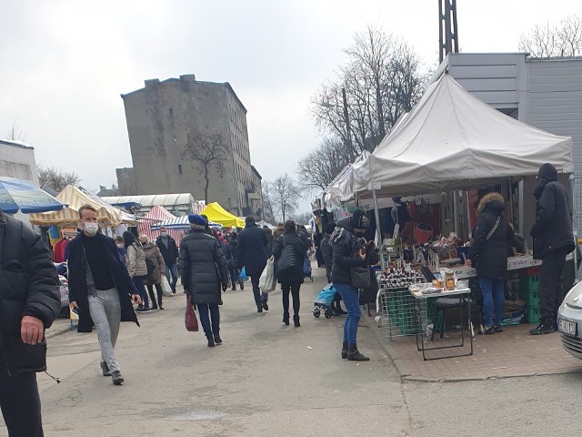 Po tańsze papierosy bez akcyzy łodzianie jeżdżą na targowisko Dolna Ceglana.