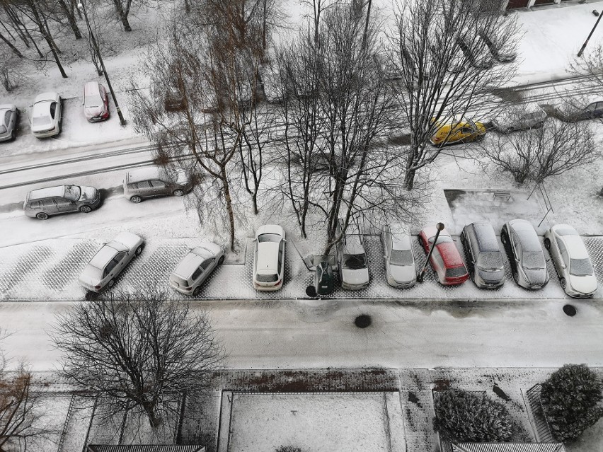 Kraków. Kolejne załamanie pogody i burza śnieżna nad miastem. Fatalne warunki drogowe [ZDJĘCIA]