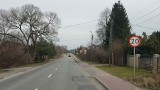 Ważna droga w Śląskiem, w Dąbrowie Górniczej, zamknięta dla tirów, a osobówki muszą zwolnić do 20 km/h. Co się stało?