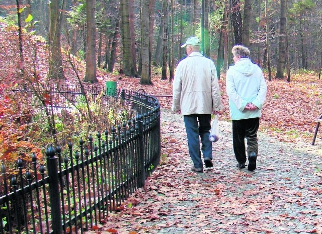 Spacer w parku i rozmowa mogą pomóc odbudować wzajemne relacje