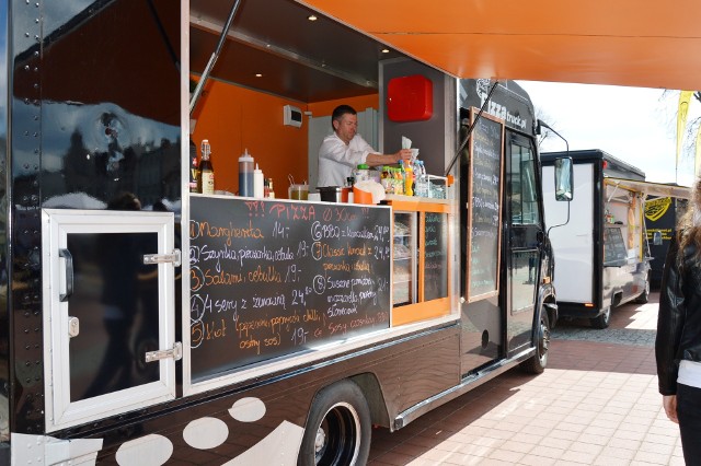 Po raz pierwszy Festiwal Food Trucków zawitał do Bytowa. Impreza chyba na dobre zagości w mieście, bo chętnych do skosztowania dań z całego świata nie brakowało.