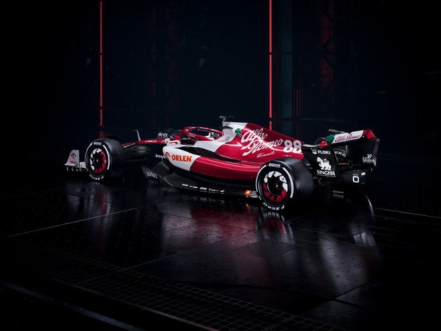 C42 to nowy bolid, w którym będą się ścigać zawodnicy Alfa Romeo F1 Team ORLEN, m.in. Robert Kubica. Pojazd został wyprodukowany w szwajcarskim Hinwil. Fot. Orlen