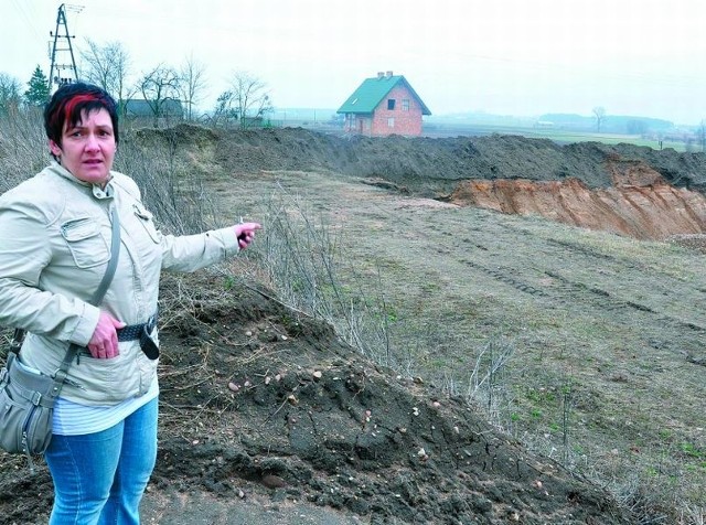 &#8211; Wykopalisko powstało zaledwie sto metrów od domu, którego wcześniej zaczęłam budowę &#8211; żali się Beata Wilczewska ze wsi.