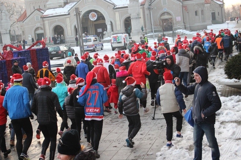 Ruda Śląska: ponad 200 św. Mikołajów na starcie Biegu Mikołajów 