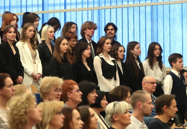 Maturzyści z XIV Liceum Ogólnokształcącego w Szczecinie uroczyście pożegnali się ze szkołą