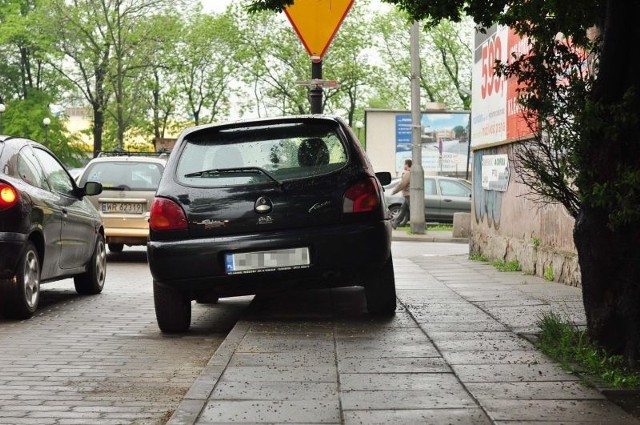 Takich kierowców parkujących jak ten na przedłużeniu ulicy Kilińskiego jest wielu. Ominięcie takiego pojazdu tuż przed skrzyżowaniem z ulica Staszica stwarza spore zagrożenie.