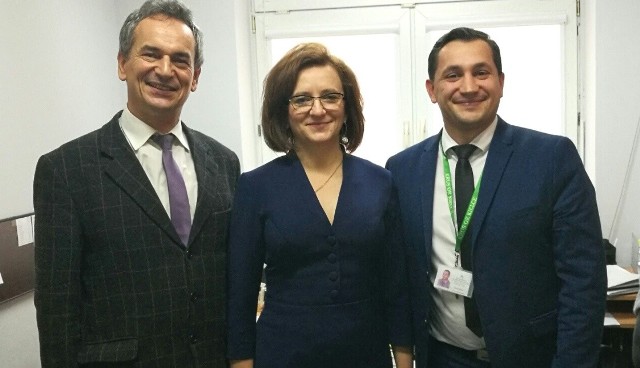Wojewoda Agata Wojtyszek w biurze KRUS - w towarzystwie szefa placówki Adriana Ścipióra (z prawej) i Jarosława Miszczyka.