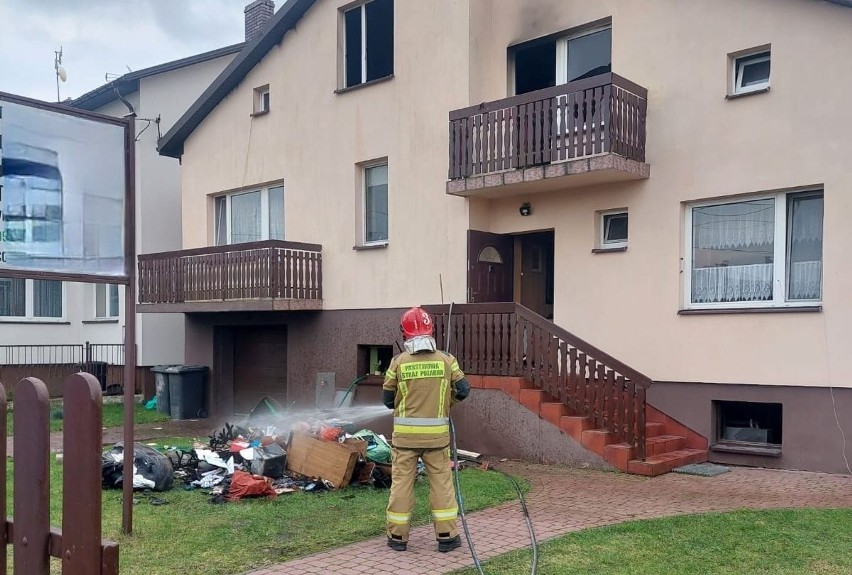 Pożar poddasza domu w miejscowości Ignacówka. W budynku był nieprzytomny mężczyzna. Uratowali go strażacy